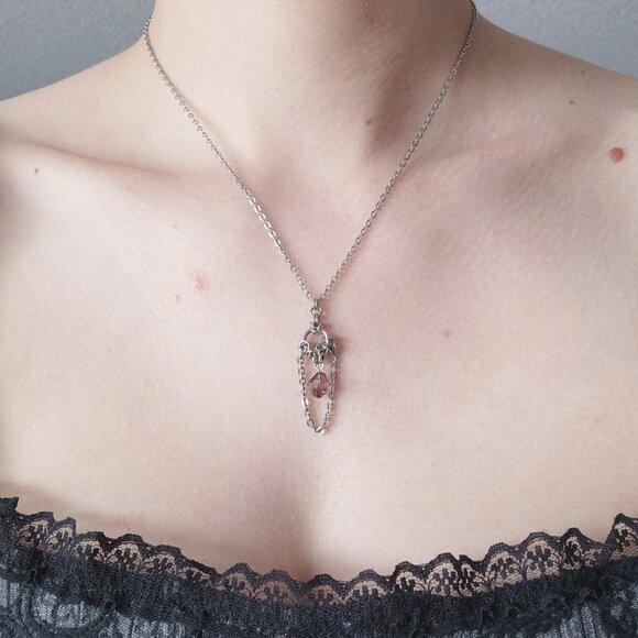 Gothic small & dainty chainmaille necklace with a purple diamond-shaped bead - Picture 1 of 7